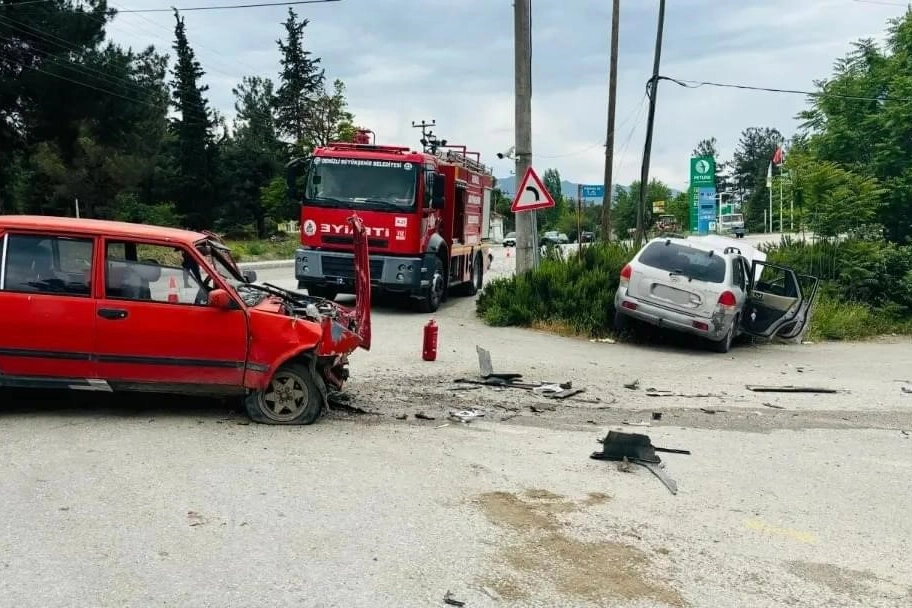 Denizli'de iki araç çarpıştı: Ölü ve yaralılar var