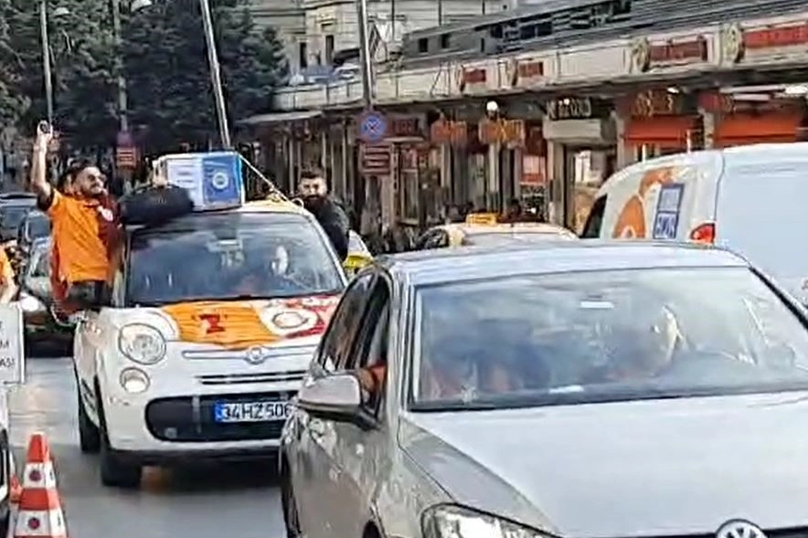 Galatasaray taraftarları Taksim’de Fenerbahçe tabutu gezdirdi haberinin görseli