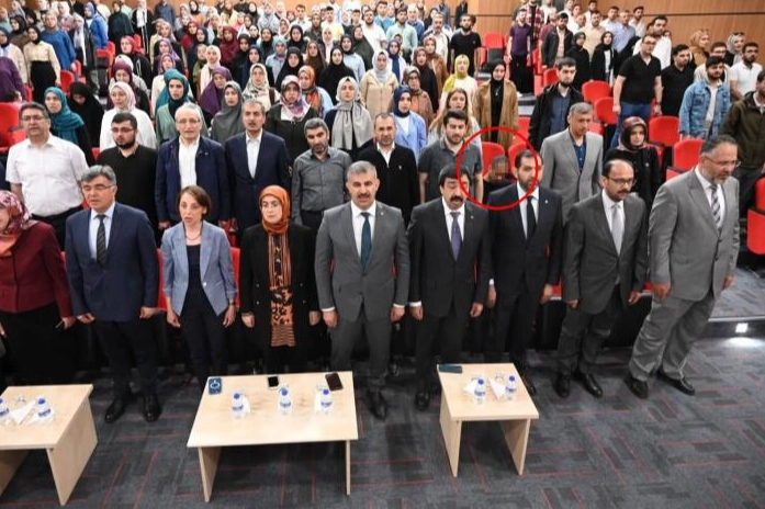 İstiklal Marşı okunurken ayağa kalkmamıştı: Açığa alındı! haberinin görseli