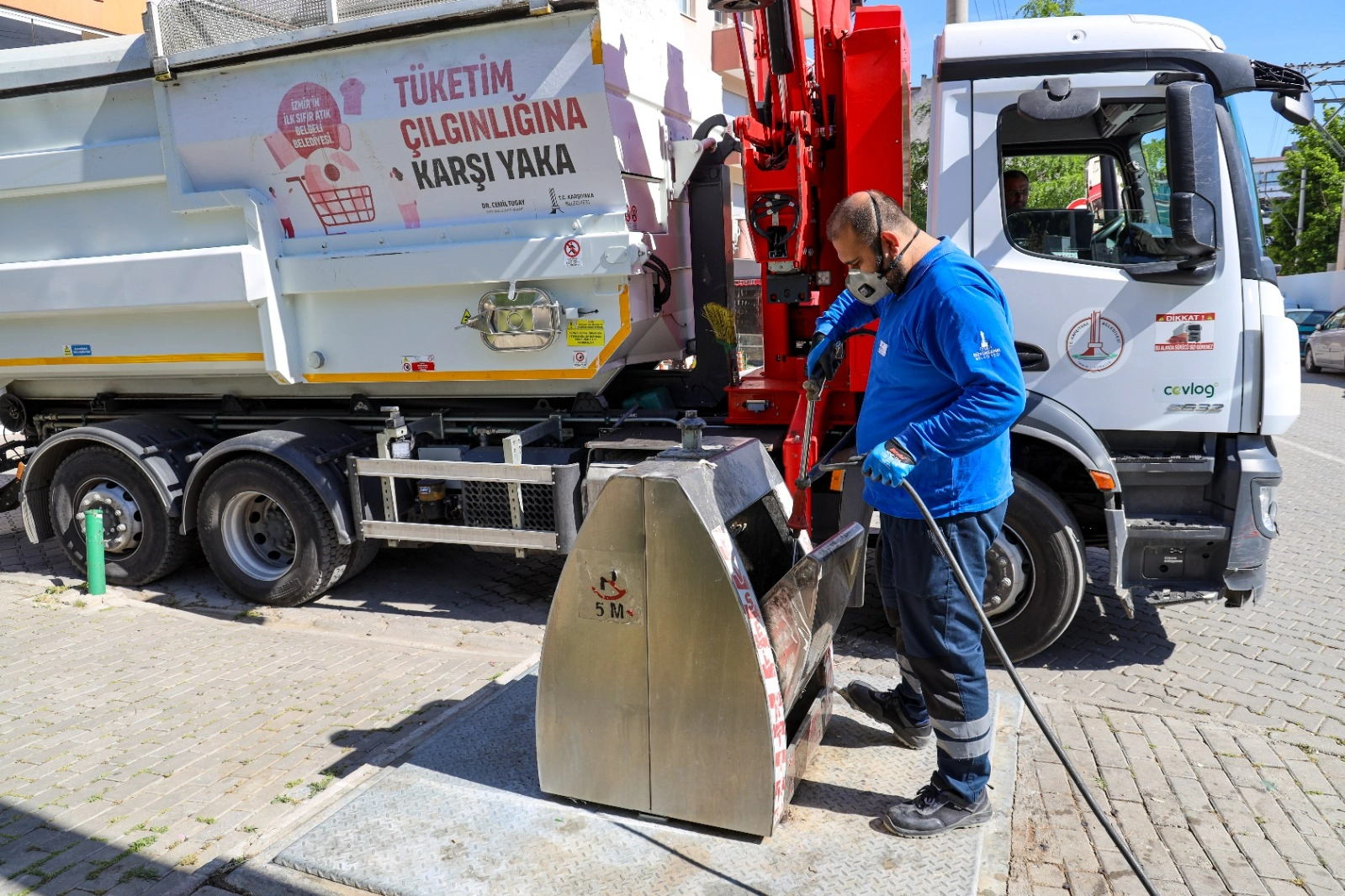 Karşıyaka’da çöp konteynerleri ilaçlanıyor