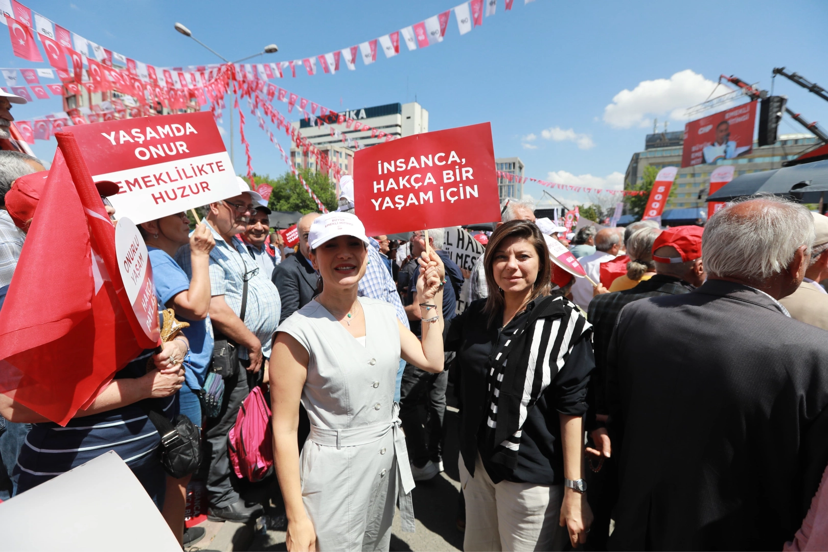 Selçuk Belediye Başkanı Sengel, Özgür Özel'in çağrısını yanıtsız bırakmadı: Büyük Emekli Mitingi’ne katıldı haberinin görseli