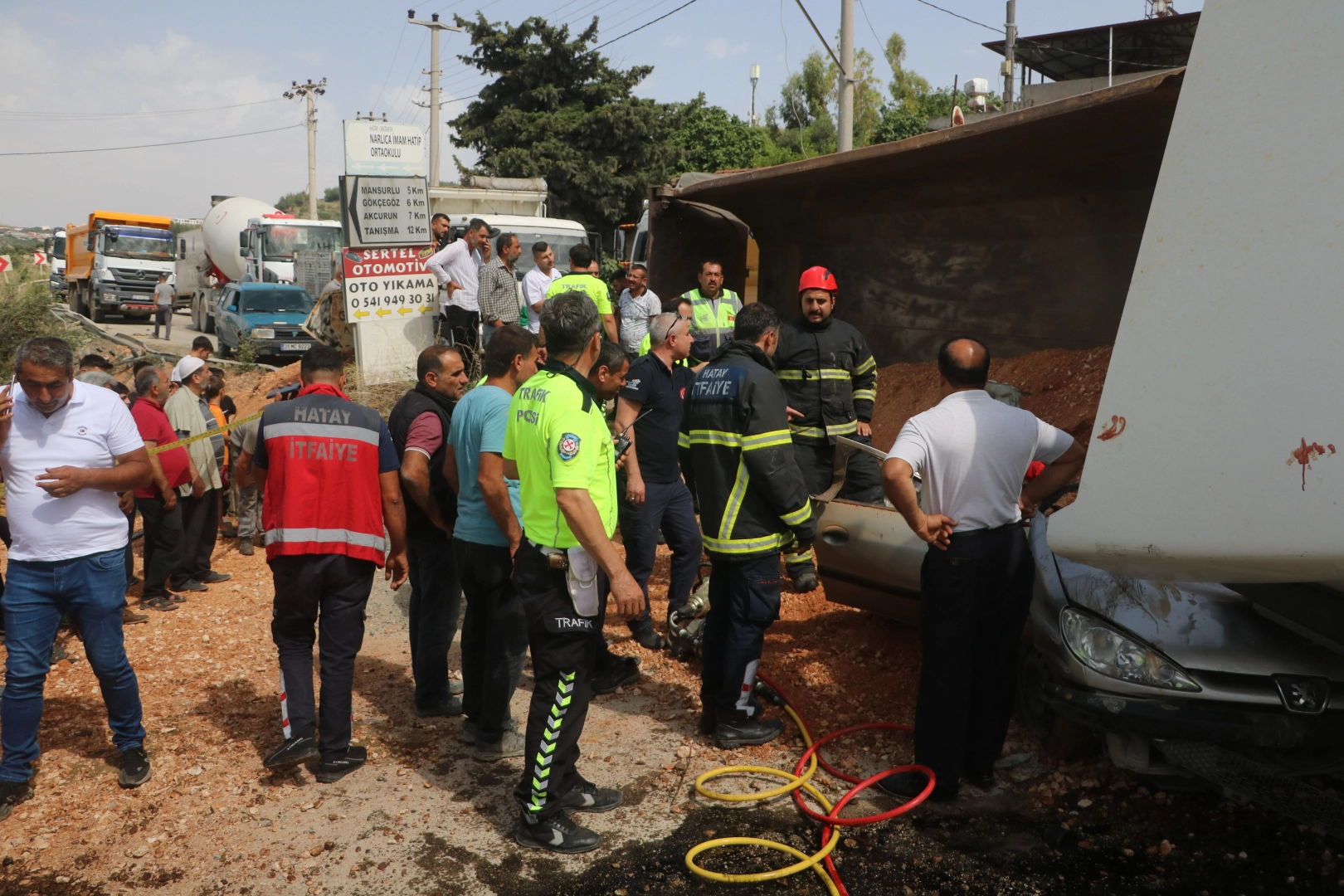 Seyir halindeki otomobilin üzerine kamyon devrildi