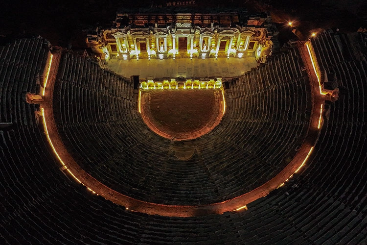 Pamukkale'de turizmciler 3 milyon ziyaretçi hedefinin gece müzeciliğiyle aşılacağını düşünüyor