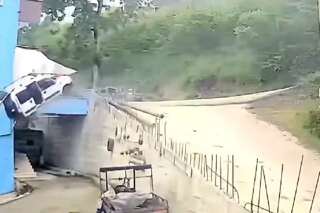 Park halindeki araç 5 katlı binanın bahçesine uçtu! haberinin görseli