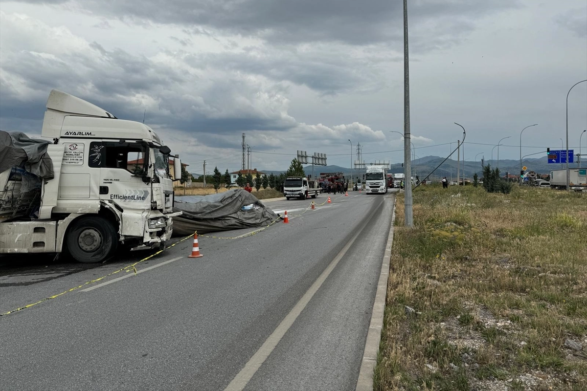 Afyon’da feci kaza: Tır ile kamyonet çarpıştı haberinin görseli