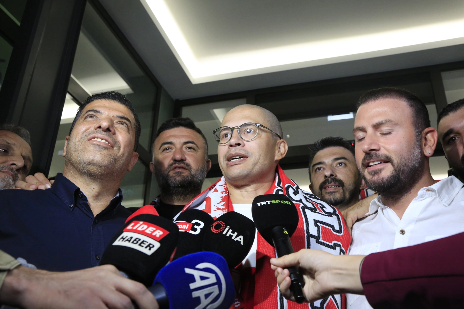 Alex de Souza, Antalyaspor'da! taraftarların coşkulu karşılamasıyla Antalya'ya indi haberinin görseli