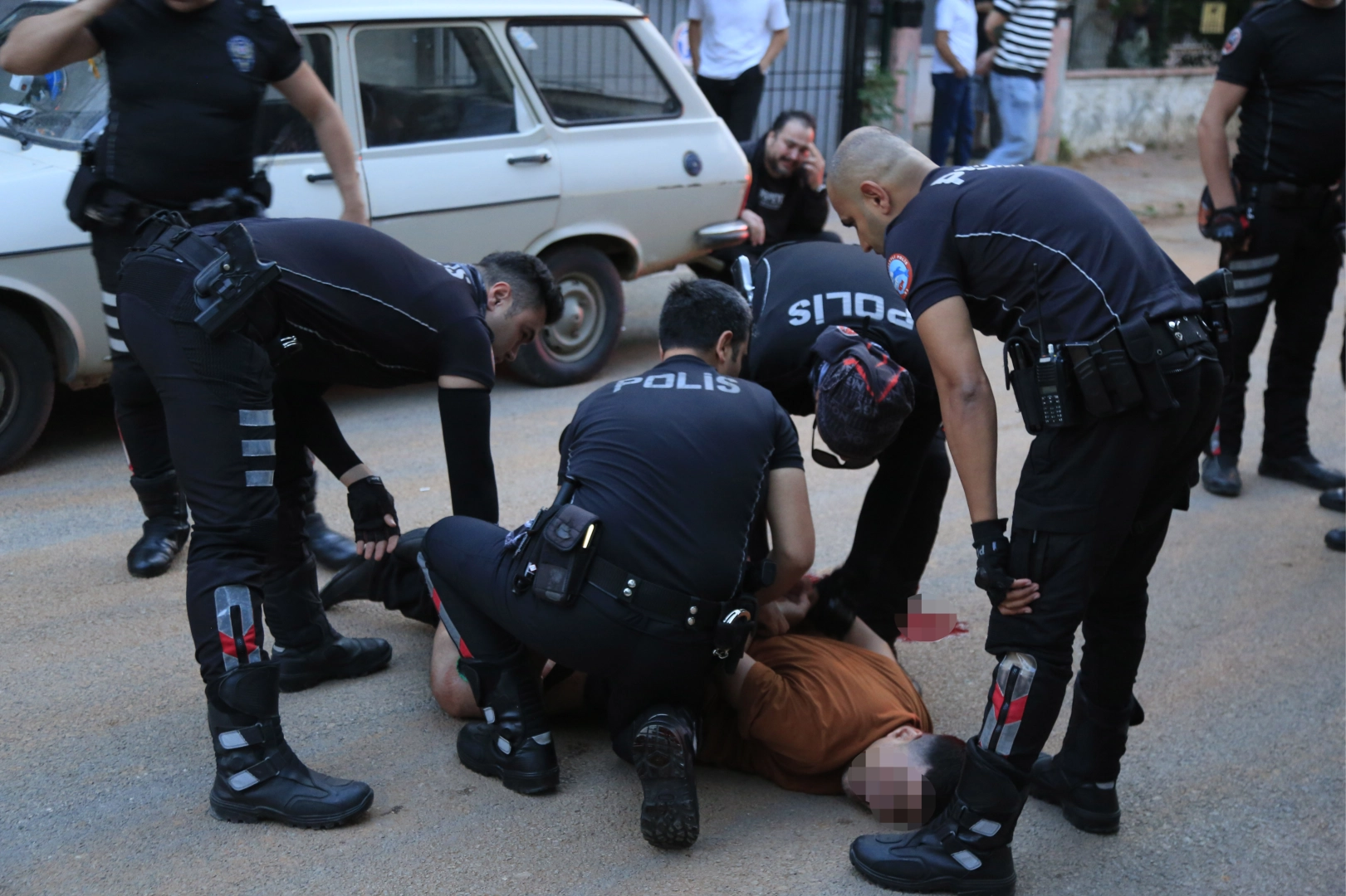Antalya’da korku dolu anlar: Polis ekiplerine bıçakla saldırdı haberinin görseli