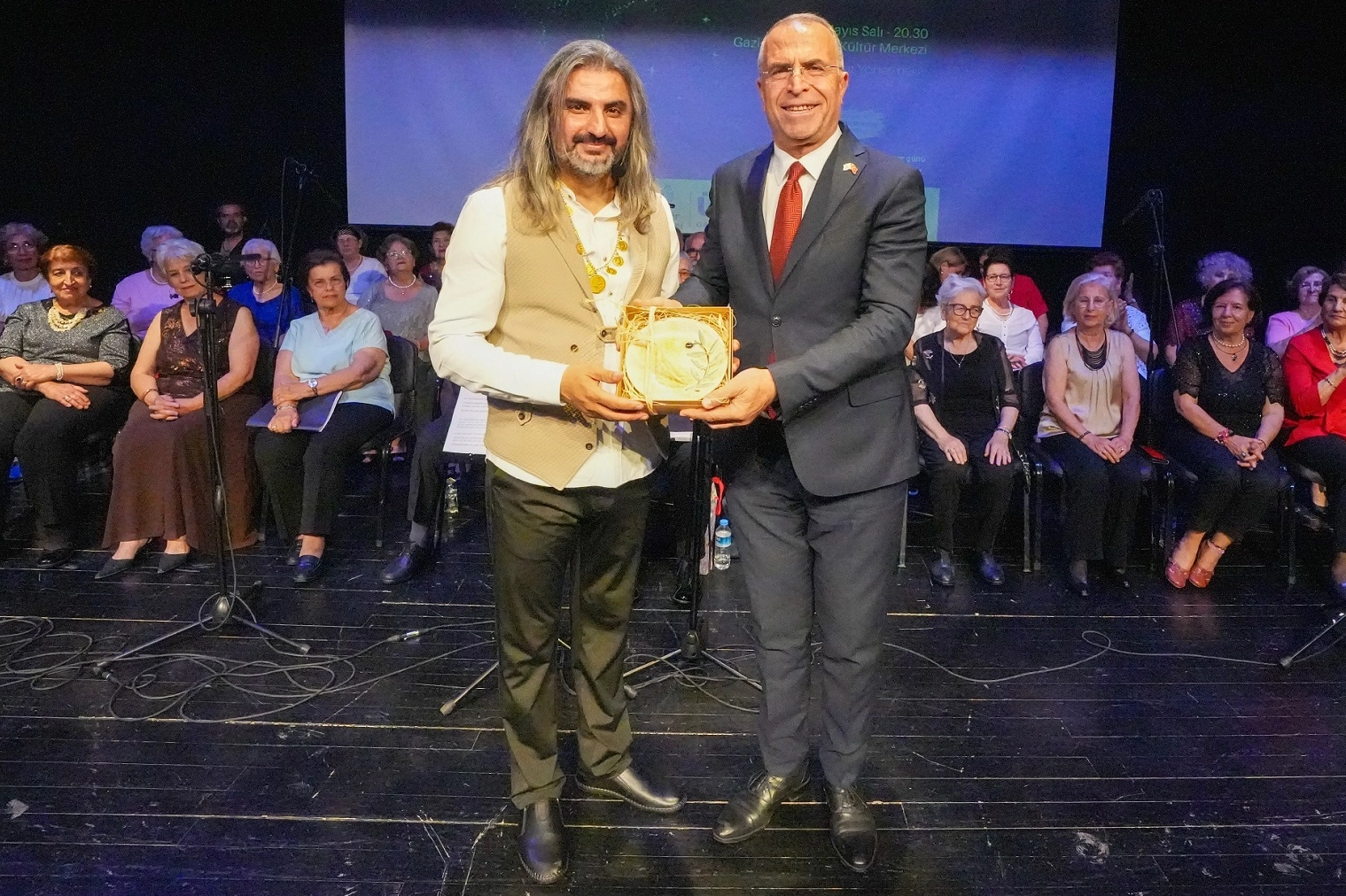 Başkan Işık, Kızılcıklar Oldu mu türküsünü seslendirdi haberinin görseli