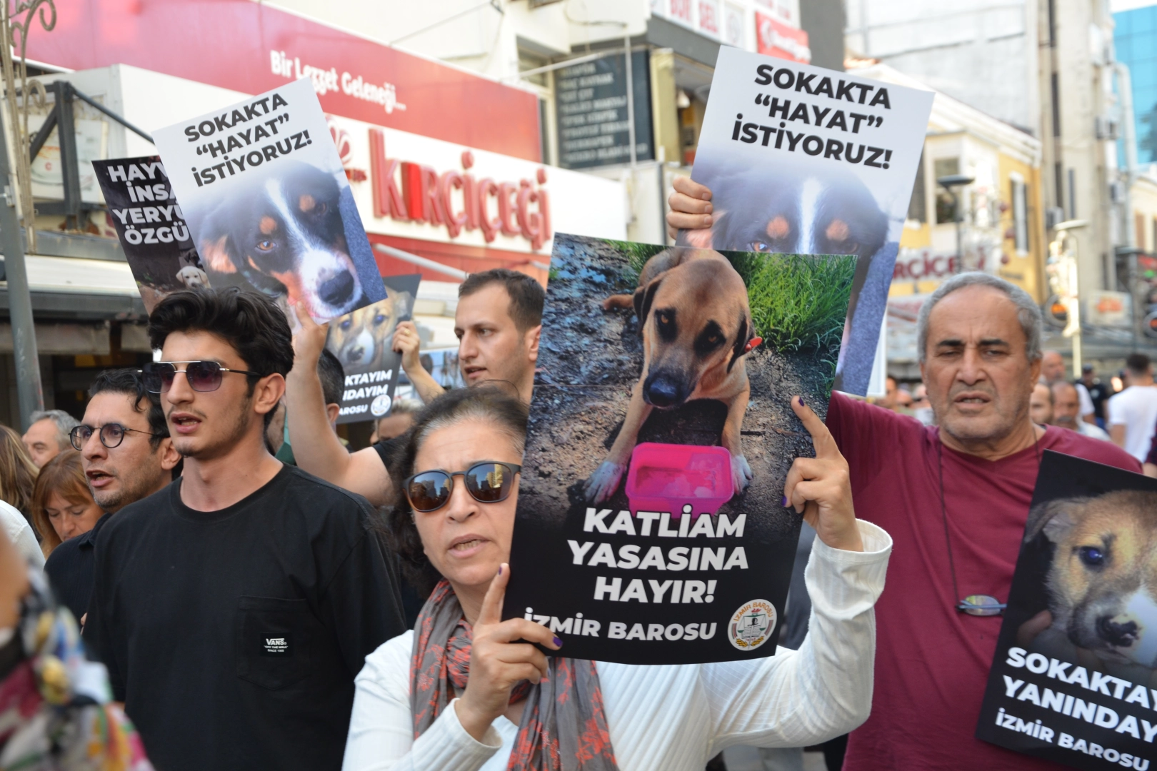 İzmir Barosu önünde sokak hayvanlarının hakları için toplanıldı haberinin görseli