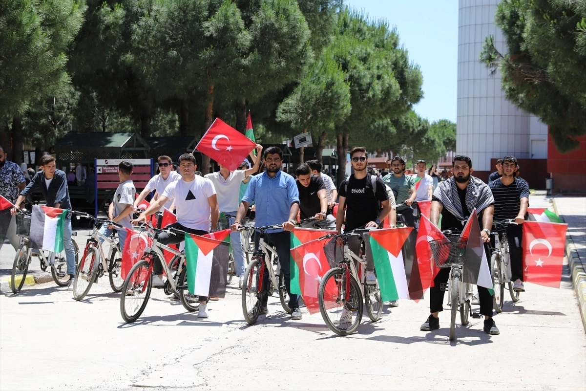 İzmir'de üniversite öğrencilerinden Gazze'ye destek: Bisiklet turu ile İsrail saldırılarını protesto ettiler haberinin görseli