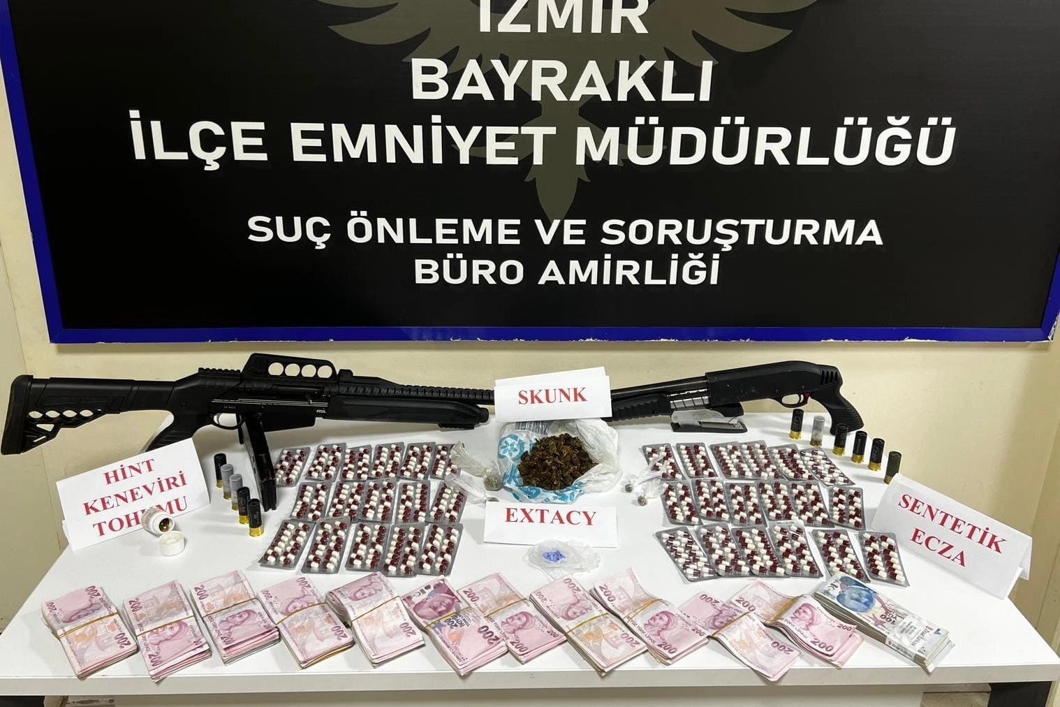 İzmir haber: Zehir tacirlerine ağır darbe: Pompalı tüfekler ve yüklü miktarda nakit para ele geçirildi haberinin görseli