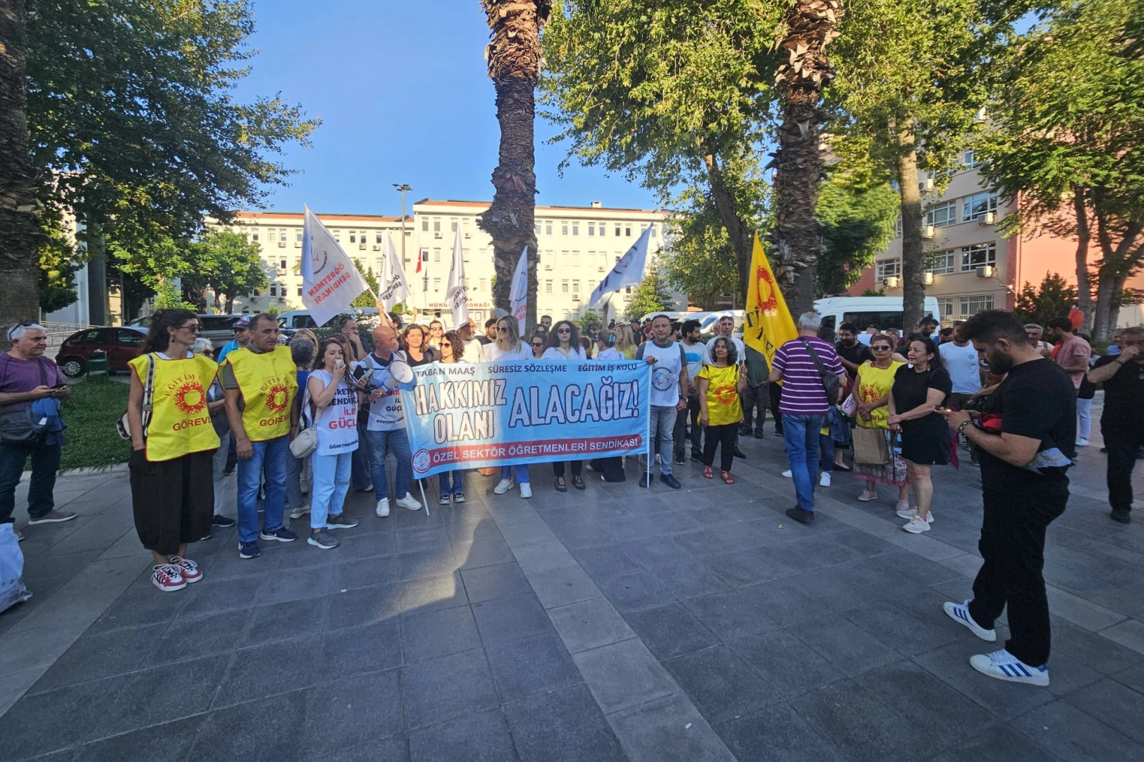 Öğretmenler güçlü eğitim için bir araya geldi: Eğitim nöbeti devam ediyor! haberinin görseli