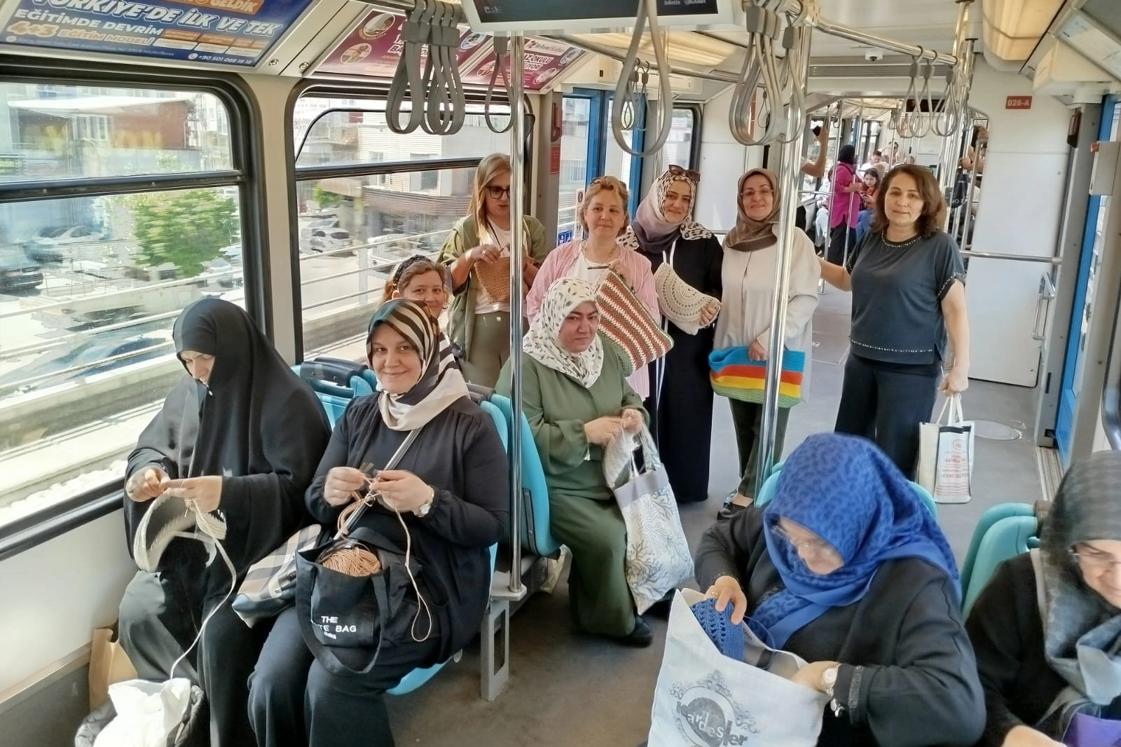 Bursa'da Gazze için metroda örgü ördüler