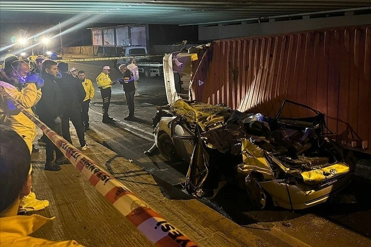 İstanbul'da üzerine tır devrilen otomobil kazasında sürücüye hapis istemi