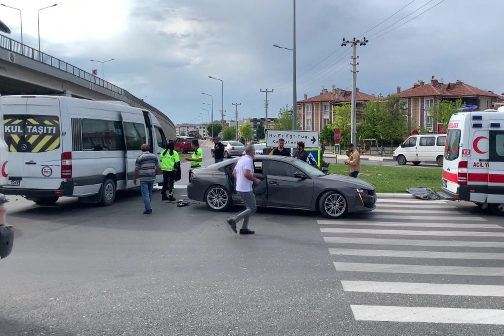 Kütahya'da kaza: Otomobil ile minibüs çarpıştı