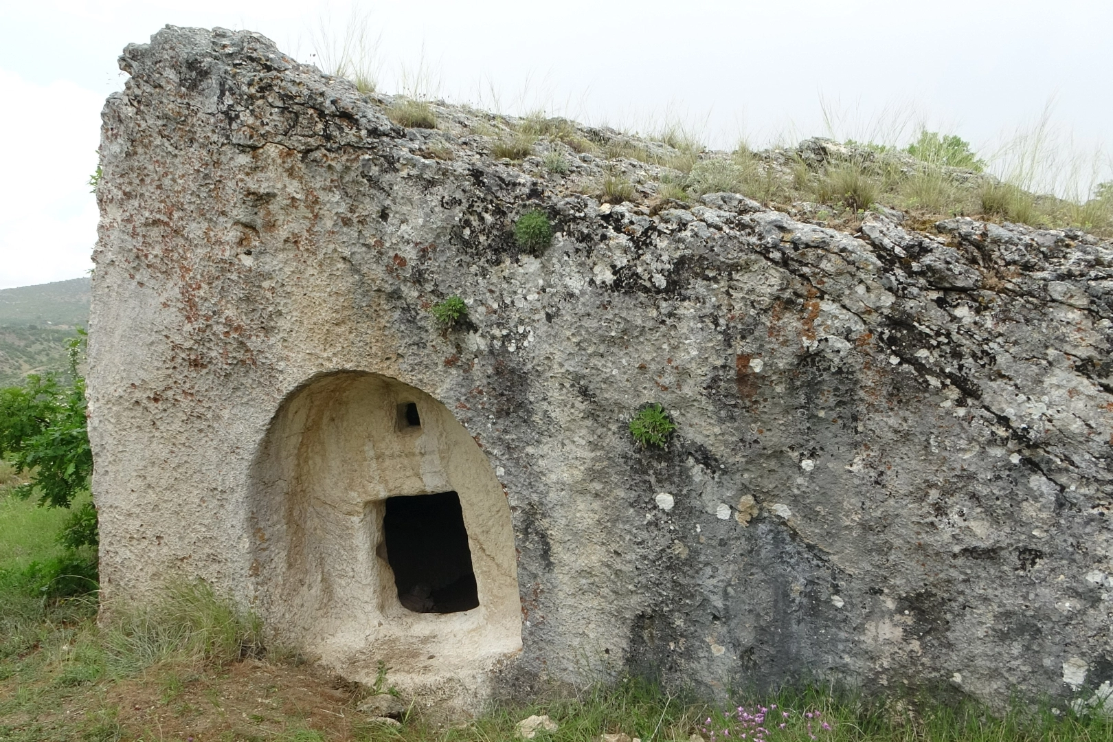 Malatya'daki kaya mezarları görenleri hayrete düşürüyor