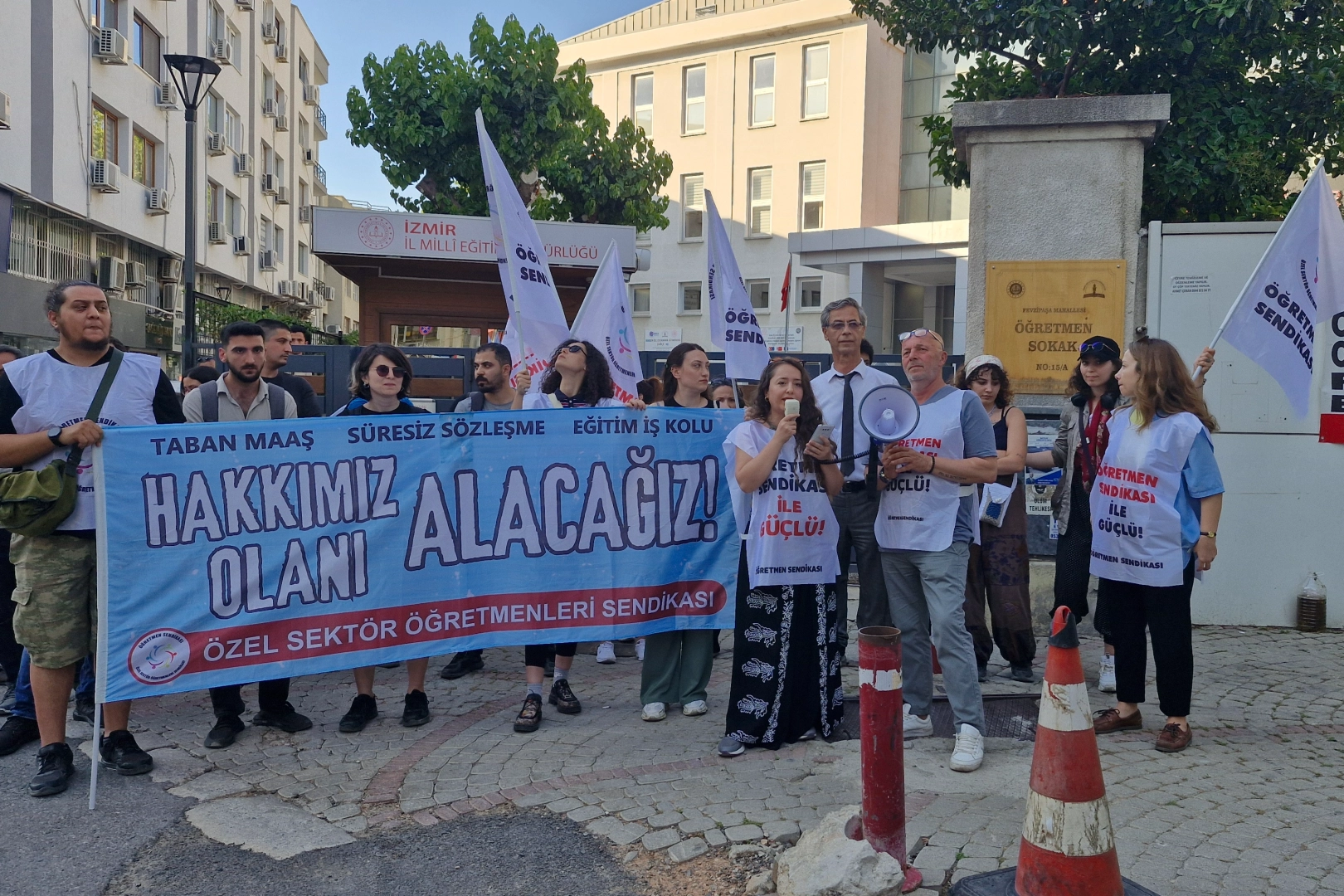 Özel sektör öğretmenlerinden Bakan Tekin’e soru yağmuru: Baronları mutlu eden bakan olmak nasıl bir duygu?