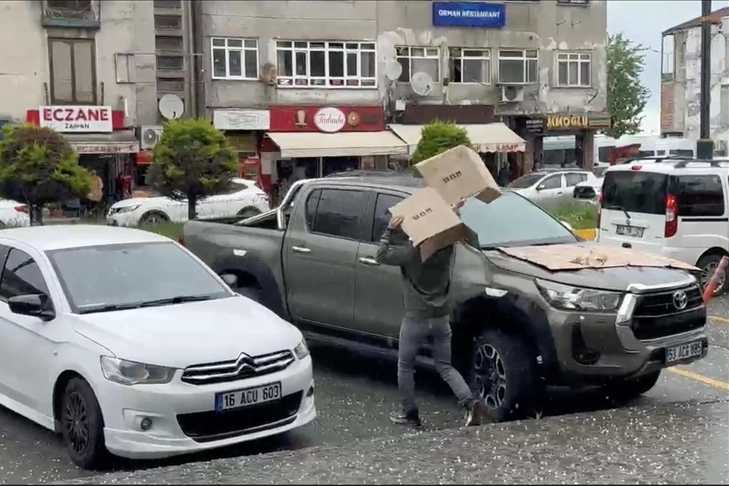 Rize’de sağanak ve dolu şehri esir aldı!