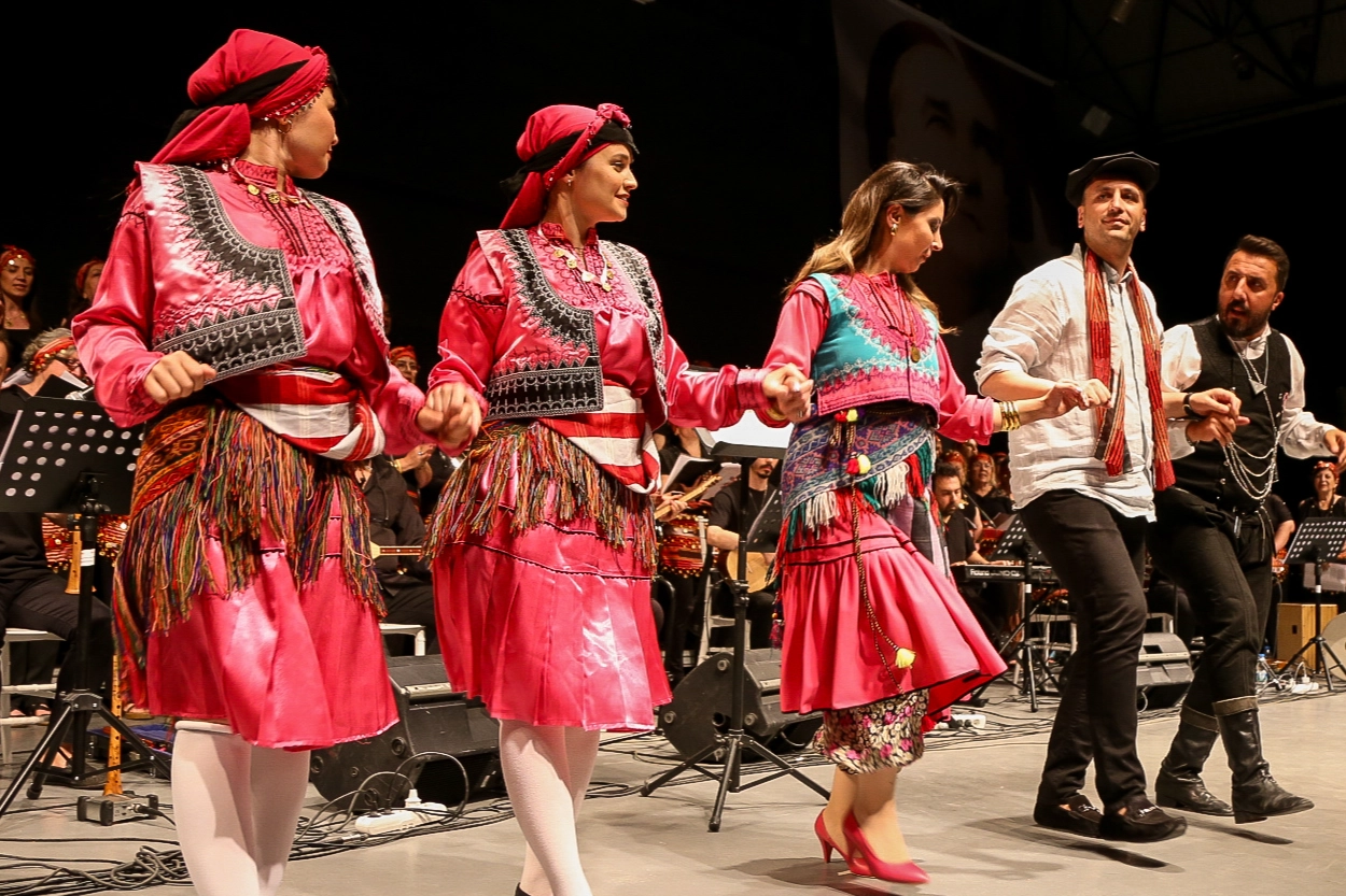 Bornova’da Halk Dansları Festivali