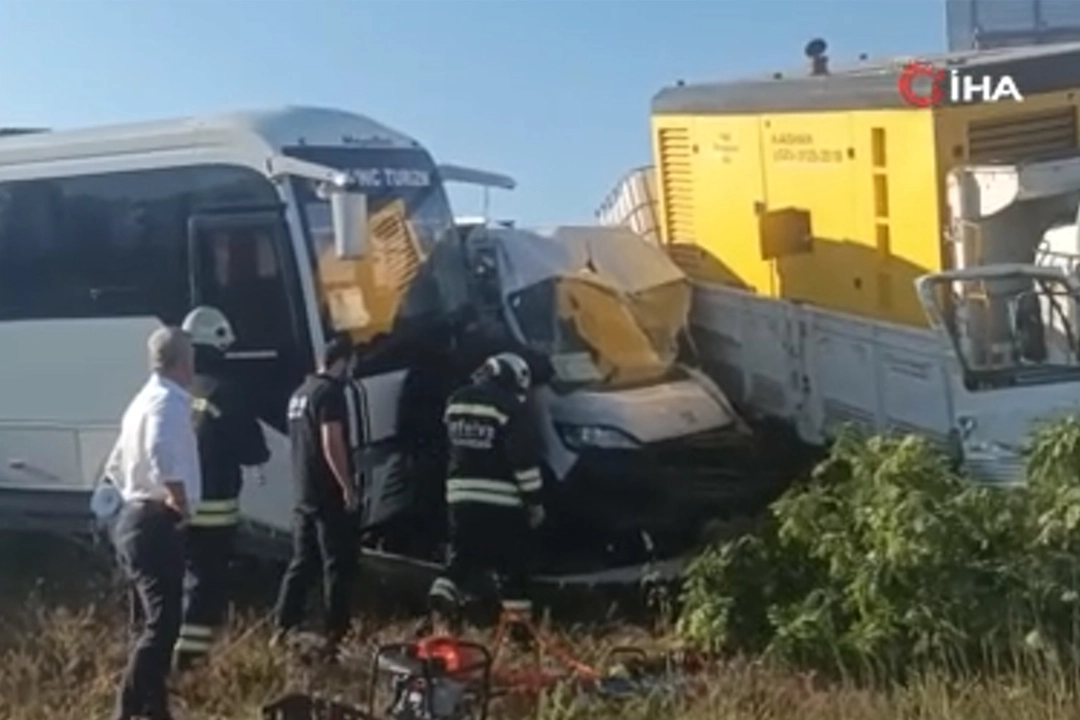 Tekirdağ'da kaza: Kamyonet işçi servislerine çarptı, 18 kişi yaralandı