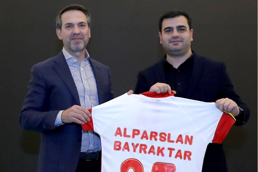 AK Parti'li İnan'dan Bakan Bayraktar'a Göztepe forması hediyesi