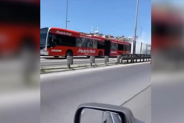 İstanbul'da metrobüs yangını: Hızlı müdahale ile söndürüldü