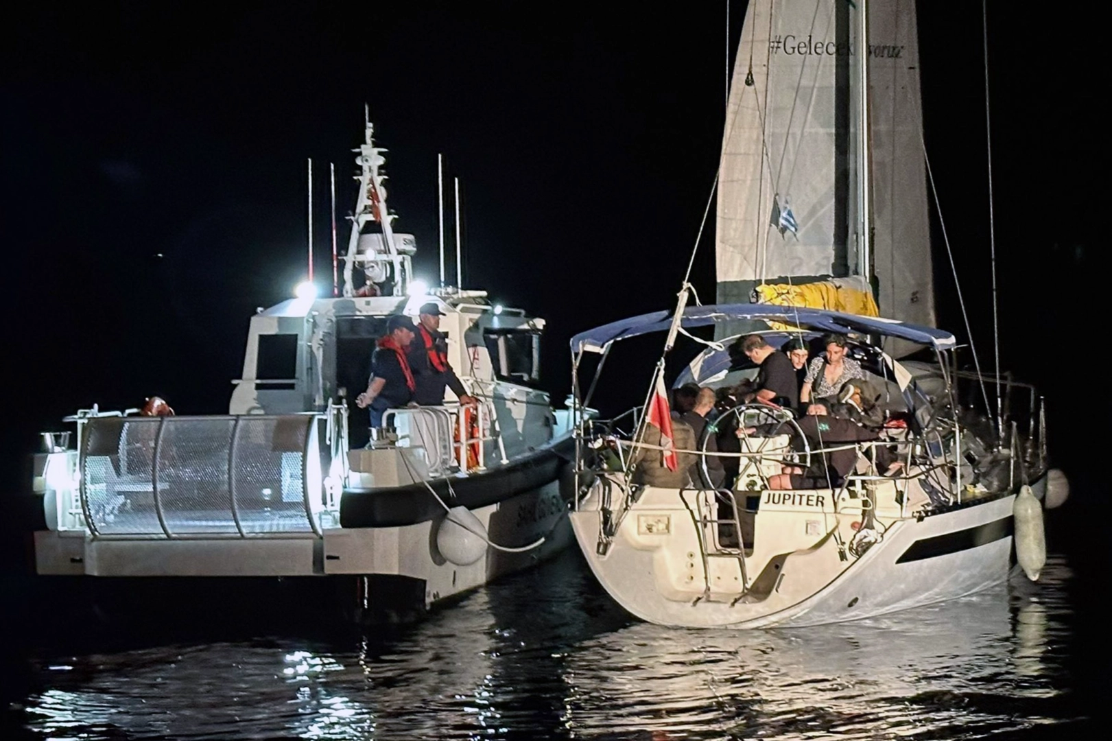 Muğla’da 50 düzensiz göçmen kurtarıldı, 3 kaçakçı yakalandı