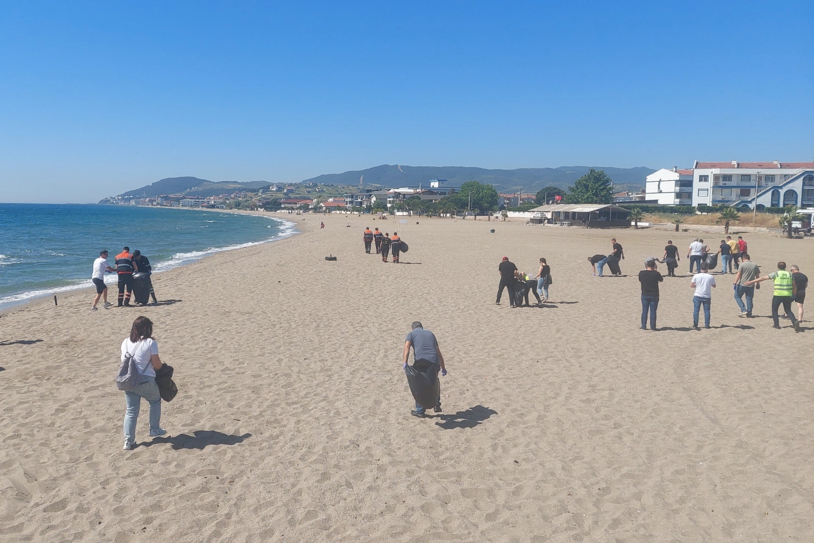 Tekirdağ'da plajlar temizlendi: 1 saate 200 torba çöp çıktı