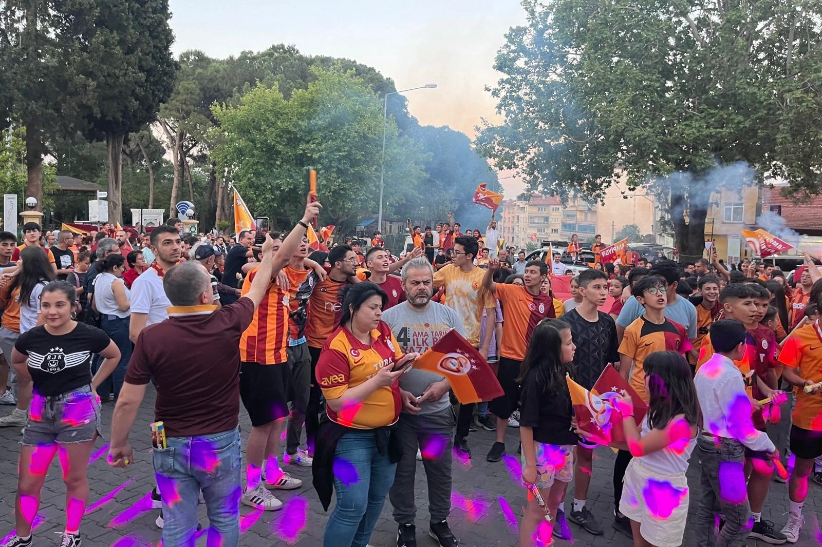 Denizli’de Galatasaray şampiyonluğu meydanlarda kutladı