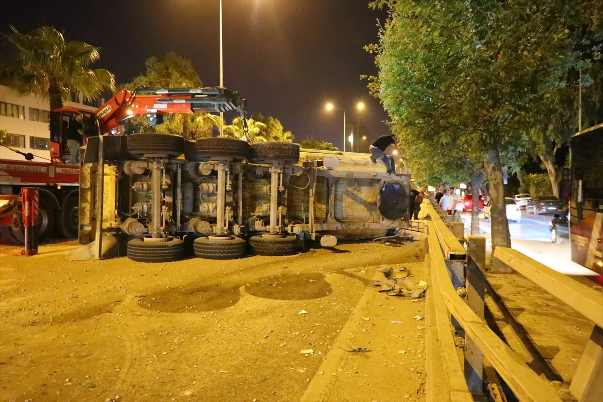 İzmir Haber: Hafriyat kamyonunun dorsesi devrildi, şoför yaralandı