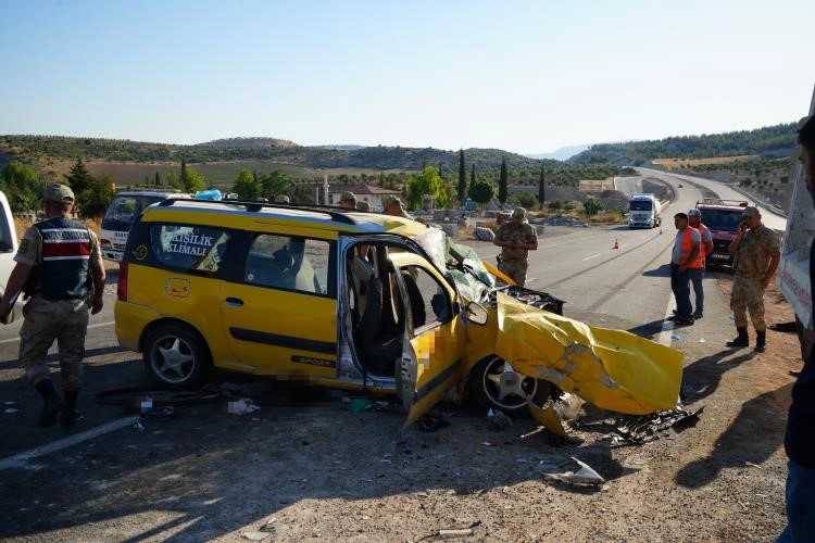 Kilis'te feci kaza: Hafriyat kamyonu ile ticari taksi çarpıştı