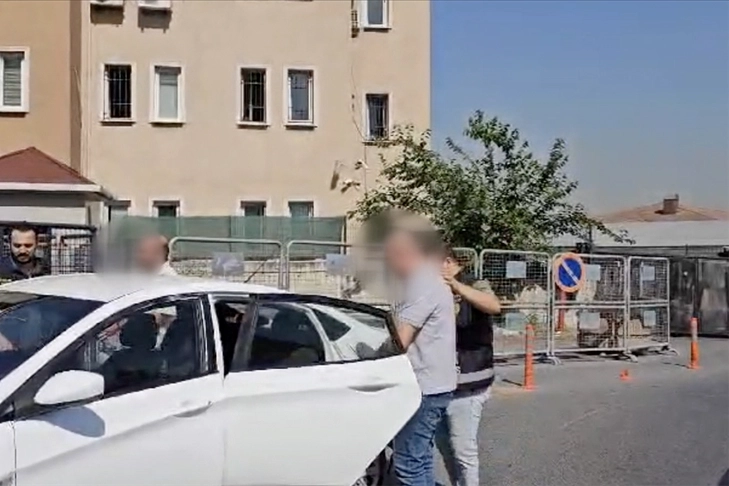 Küçükçekmece'deki çöken binanın sahibi tutuklandı: İhmalkarlık ve usulsüzlükler ortaya çıktı haberinin görseli