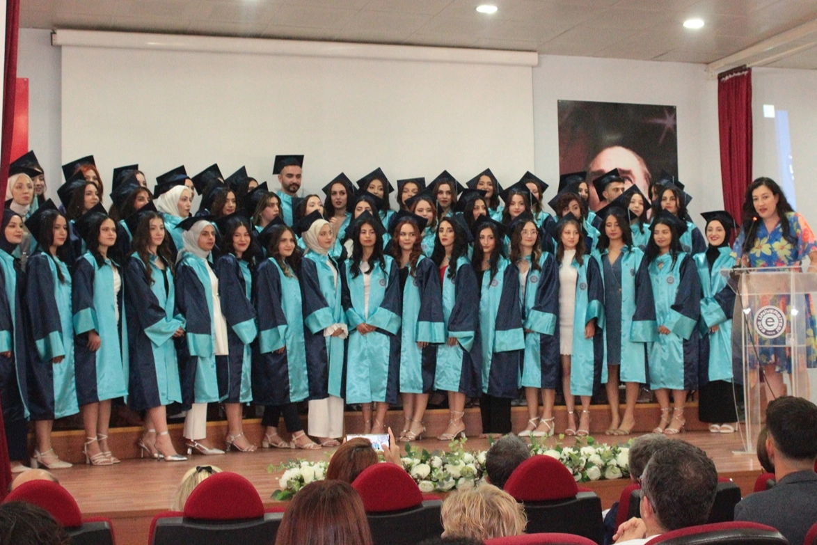 Ege Üniversitesi Çocuk Gelişimi Bölümü öğrencileri mezuniyet heyecanı yaşadı