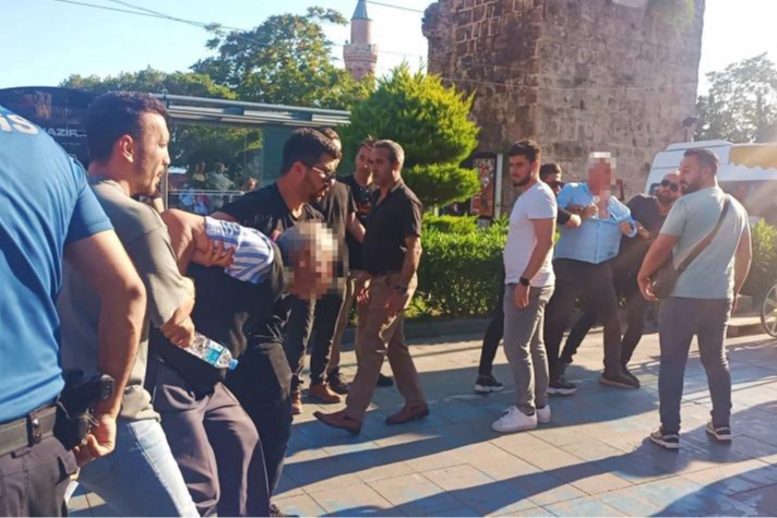 Antalya’da izinsiz kayyum açıklamasında arbede: 6 kişi gözaltına alındı haberinin görseli