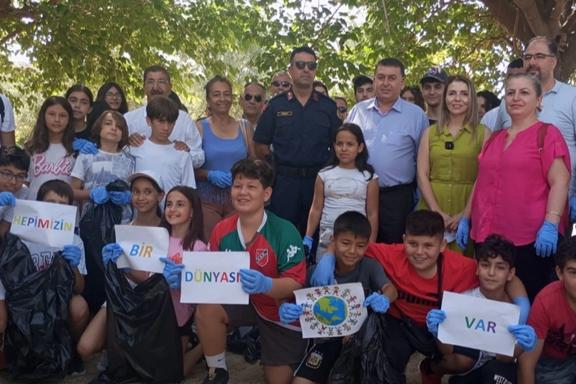 Seferihisar'da Dünya Çevre Günü kapsamında plaj temizliği yapıldı