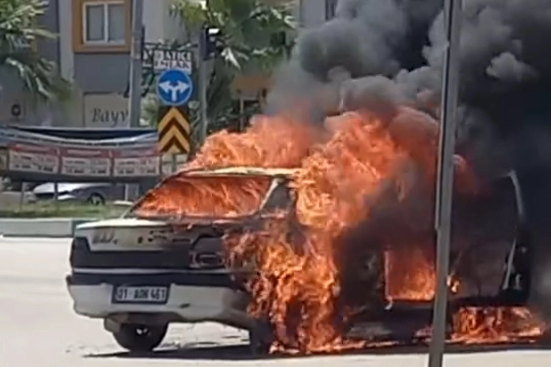 Aşırı sıcaklar yaktı: Otomobil alev topuna döndü!