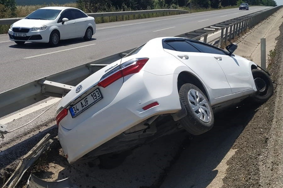 Bursa-Balıkesir karayolunda otomobil refüje çarptı: 2 yaralı haberinin görseli