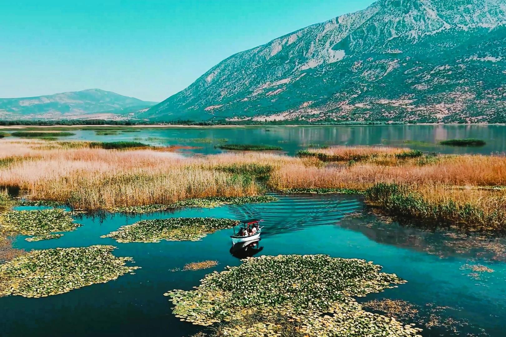 Denizli’de Işıklı Gölü’nde renklerin buluşması