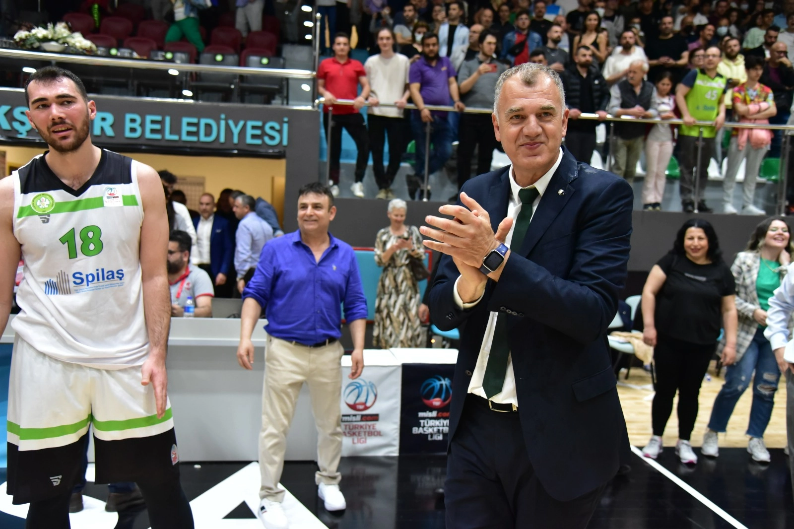 Manisa Büyükşehir Belediyespor'da yaprak dökümü haberinin görseli