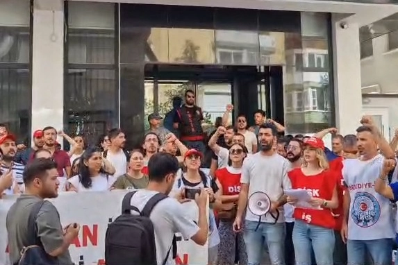 İzmir'de işten çıkarılan işçilerden protesto