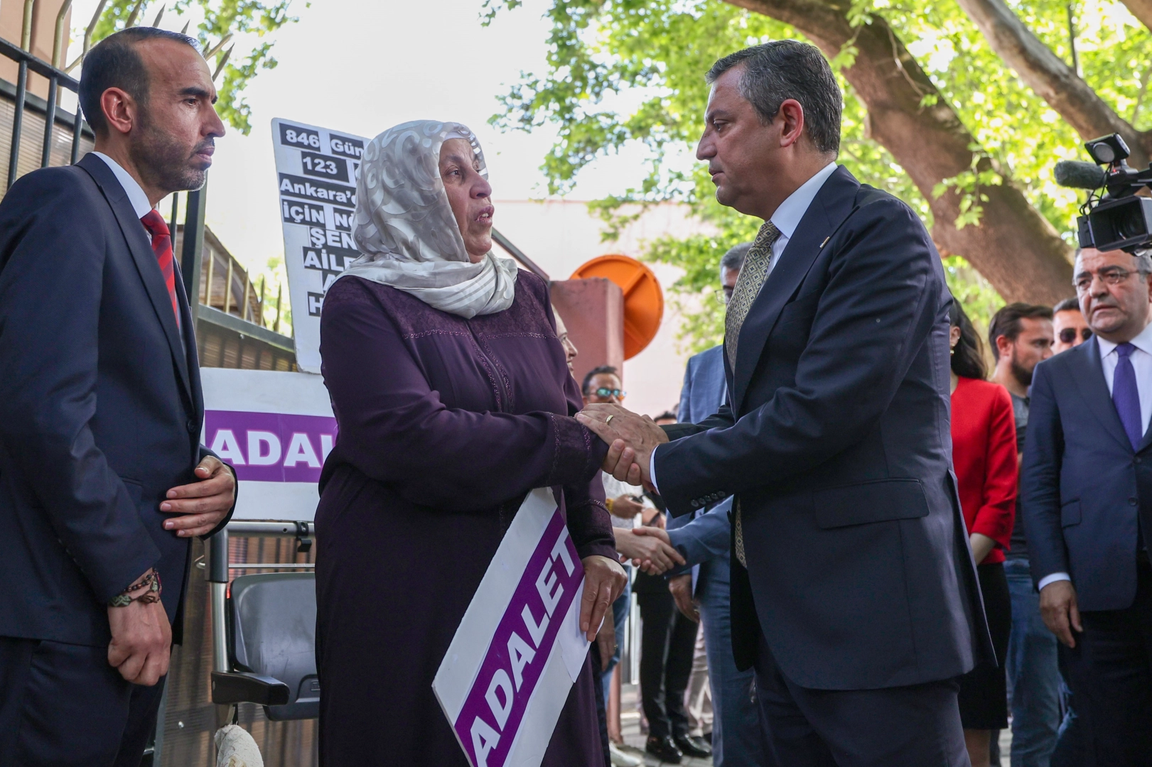 Özel’den Emine Şenyaşar’a ziyaret haberinin görseli