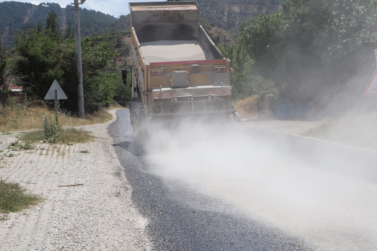 Yaz davetsiz misafir gibi geldi: Denizli'de sıcaktan yoldaki asfalt eridi