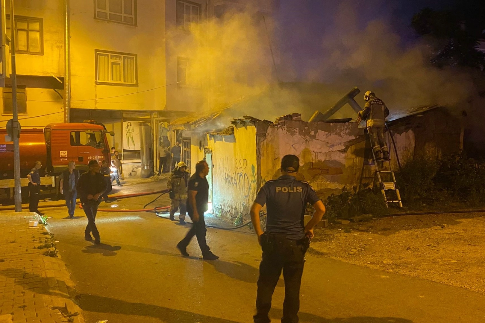 Ankara’da çıkan yangın paniğe neden oldu   haberinin görseli