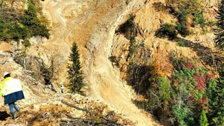 Az kalsın facia yaşanacaktı...Madende iş makinesinin üzerine kaya düştü: 1 yaralı haberinin görseli