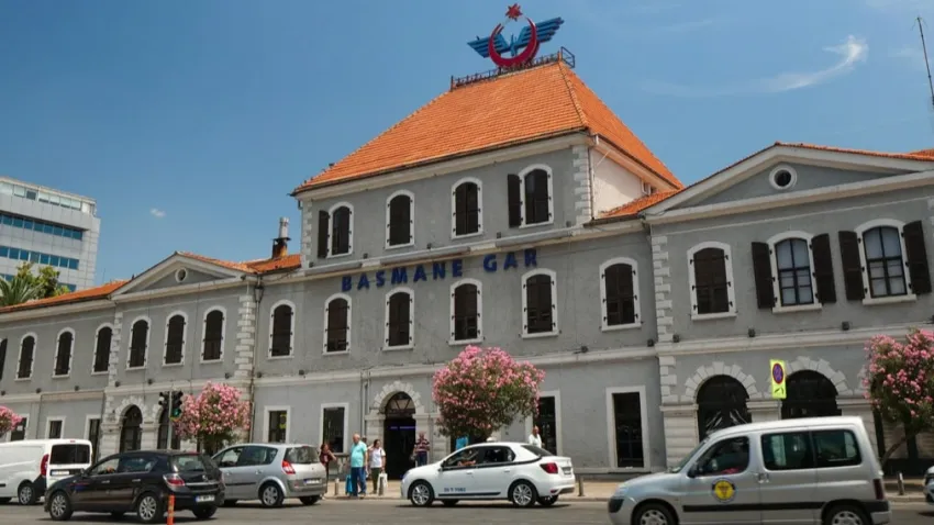 Basmane tren seferlerinde aksama yaşanıyor