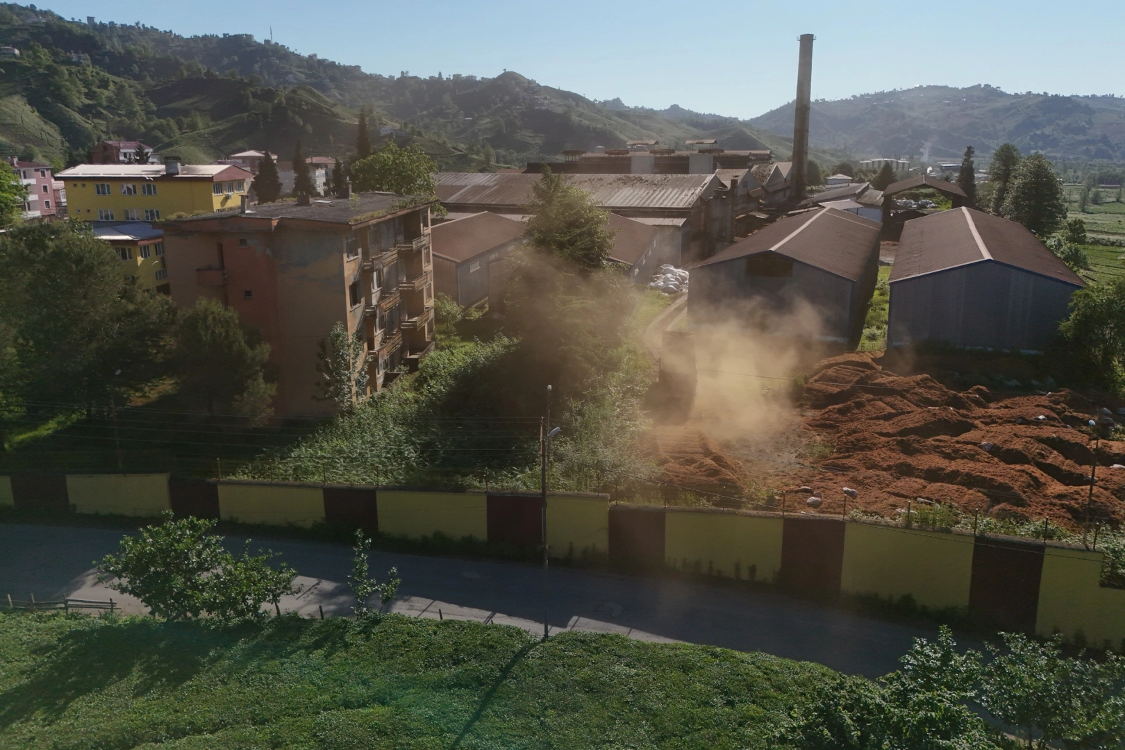 Çay fabrikasının tozları mahalle sakinlerini bezdirdi haberinin görseli