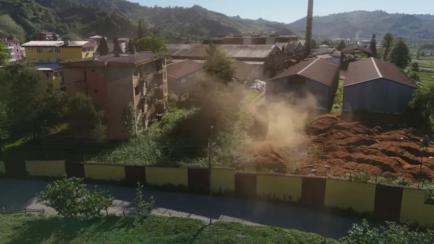 Çay fabrikasının tozları mahalle sakinlerini bezdirdi haberinin görseli