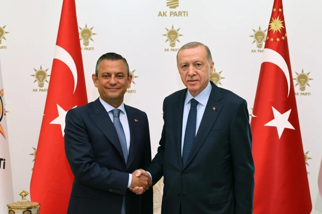 Cumhurbaşkanı Erdoğan CHP lideri Özgür Özel'i KKTC'ye davet etti haberinin görseli