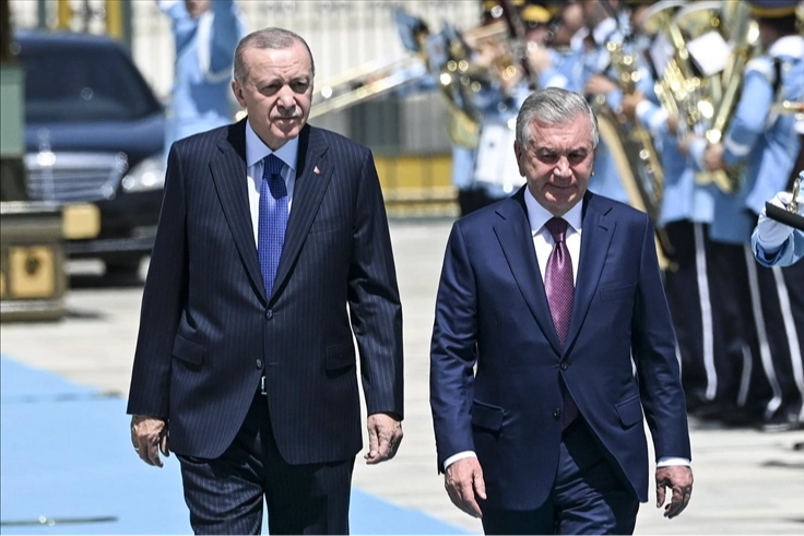 Cumhurbaşkanı Erdoğan, Özbekistan Cumhurbaşkanı Mirziyoyev'i resmi törenle karşıladı haberinin görseli