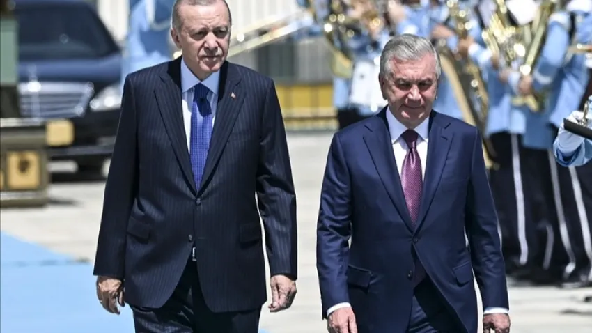 Cumhurbaşkanı Erdoğan, Özbekistan Cumhurbaşkanı Mirziyoyev'i resmi törenle karşıladı haberinin görseli
